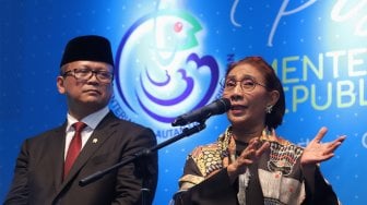 Mantan Menteri Kelautan dan Perikanan Susi Pudjiastuti (kanan) didampingi Menteri Kelautan dan Perikanan Edhy Prabowo, menyampaikan sambutan dalam acara serah terima jabatan (Sertijab) di Kantor Kementerian Kelautan dan Perikanan (KKP), Jakarta, Rabu (23/10). [(Suara.com/Angga Budhiyanto]

