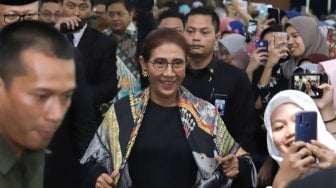 Mantan Menteri Kelautan dan Perikanan Susi Pudjiastuti (kanan) didampingi Menteri Kelautan dan Perikanan Edhy Prabowo, menyampaikan sambutan dalam acara serah terima jabatan (Sertijab) di Kantor Kementerian Kelautan dan Perikanan (KKP), Jakarta, Rabu (23/10). [(Suara.com/Angga Budhiyanto]

