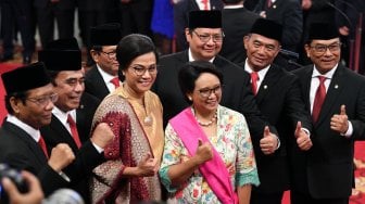 Sejumlah menteri Kabinet Indonesia Maju barpose sebelum mengikuti upacara pelantikan yang dipimpin oleh Presiden Joko Widodo di Istana Negara, Jakarta, Rabu (23/10). [ANTARA FOTO/Wahyu Putro] 
