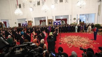 Presiden Joko Widodo mengambil sumpah jajaran menteri dalam rangkaian pelantikan Kabinet Indonesia Maju di Istana Merdeka, Jakarta, Rabu (23/10). [ANTARA FOTO/Wahyu Putro]