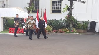 Calon Kuat Menhan, Prabowo Tiba di Istana Pakai Batik