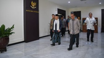 Akhirnya, Wapres Maruf Amin Sarungan Ngantor di Istana Wapres