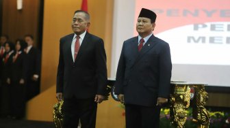 Menteri Pertahanan Prabowo Subianto bersama mantan Menteri Pertahanan Ryamizard Ryacudu saat acara penyerahan memorandum pelaksana tugas Menteri Pertahanan di Kementerian Pertahanan, Jakarta, Kamis (24/10). [Suara.com/Arya Manggala]