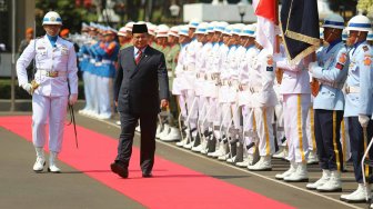 Menteri Pertahanan Prabowo Subianto saat upacara penyambutan militer di Kementerian Perhatanan, Jakarta, Kamis (24/10). [Suara.com/Arya Manggala]