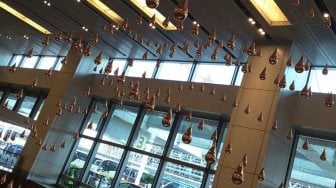 Kinetic Rain, salah satu instalasi di terminal Changi Airport (Wikimedia Commons Ronggy)