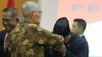 Menteri Pertahanan Prabowo Subianto mencium tangan Wakil Presiden Indonesia ke-6 Try Sutrisno saat acara penyerahan memorandum pelaksana tugas Menteri Pertahanan di Kementerian Pertahanan, Jakarta, Kamis (24/10). [Suara.com/Arya Manggala]