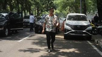 Putra pertama Presiden Joko Widodo, Gibran Rakabuming Raka berjalan menuju kediaman Megawati Soekarnoputri di Jalan Teuku Umar, Menteng, Jakarta, Kamis (24/10).[Suara.com/Angga Budhiyanto]