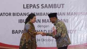 Mantan Menko Bidang Pembangunan Manusia Kemanusiaan (PMK), Puan Maharani memberikan sambutan saat acara lepas sambut Menko PMK di Gedung Kemenko PMK, Jakarta, Kamis (24/19). [Suara.com/Angga Budhiyanto]