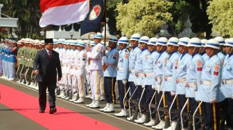 Menteri Pertahanan Prabowo Subianto saat upacara penyambutan militer di Kementerian Perhatanan, Jakarta, Kamis (24/10). [Suara.com/Arya Manggala]