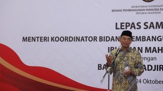 Menko Bidang Pembangunan Manusia Kemanusiaan (PMK), Muhadjir Effendy memberikan sambutan saat acara lepas sambut Menko PMK di Gedung Kemenko PMK, Jakarta, Kamis (24/19). [Suara.com/Angga Budhiyanto]