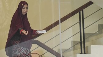 Istri mantan Menpora Imam Nahrawi, Shobibah Rohmah bersiap menjalani pemeriksaan di gedung KPK, Jakarta, Kamis (24/10).  [ANTARA FOTO/Hafidz Mubarak]