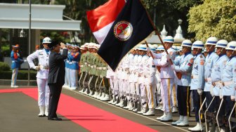 Menteri Pertahanan Prabowo Subianto saat upacara penyambutan militer di Kementerian Perhatanan, Jakarta, Kamis (24/10). [Suara.com/Arya Manggala]