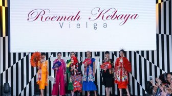 Bordir Penari Cokek Tersaji dalam Karya Roemah Kebaya Vielga di JFW 2020