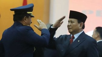 Menteri Pertahanan Prabowo Subianto hormat ke Panglima TNI Hadi Tjahjanto saat acara penyerahan memorandum pelaksana tugas Menteri Pertahanan di Kementerian Pertahanan, Jakarta, Kamis (24/10). [Suara.com/Arya Manggala]