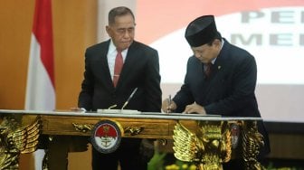 Menteri Pertahanan Prabowo Subianto bersama mantan Menteri Pertahanan Ryamizard Ryacudu saat acara penyerahan memorandum pelaksana tugas Menteri Pertahanan di Kementerian Pertahanan, Jakarta, Kamis (24/10). [Suara.com/Arya Manggala]