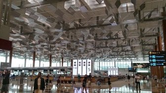 Plafon futiristik di Terminal 3 Changi Airport (Wikimedia Commons Project Manhattan)