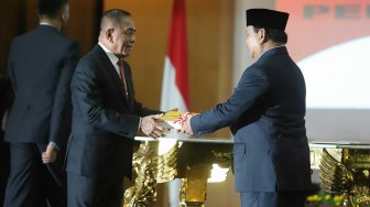 Menteri Pertahanan Prabowo Subianto bersama mantan Menteri Pertahanan Ryamizard Ryacudu saat acara penyerahan memorandum pelaksana tugas Menteri Pertahanan di Kementerian Pertahanan, Jakarta, Kamis (24/10). [Suara.com/Arya Manggala]