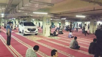 Nyempil di Tengah Ibadah Salat Berjamaah, Mobil Ini Picu Kontroversi