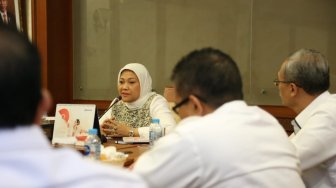 Menteri Ida Fauziyah Siap Lanjutkan Program Ketenagakerjaan Hanif Dhakiri