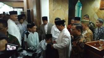 Hari Pertama Kerja, Menhan Prabowo Beri Santunan untuk Anak Yatim