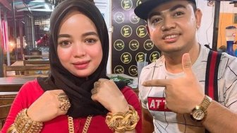 Suami Idaman, Pria Ini Belikan Istri Gelang Emas Jumbo Seharga Rumah