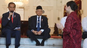 Presiden Joko Widodo (kiri) didampingi Wakil Presiden Ma'ruf Amin (tengah) memperkenalkan calon-calon wakil menteri Kabinet Indonesia Maju sebelum acara pelantikan di Istana Merdeka, Jakarta, Jumat (25/10). [ANTARA FOTO/Akbar Nugroho Gumay]