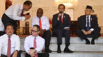 
Presiden Joko Widodo (kedua kanan) didampingi Wakil Presiden Ma'ruf Amin (kanan) memperkenalkan calon-calon wakil menteri Kabinet Indonesia Maju sebelum acara pelantikan di Istana Merdeka, Jakarta, Jumat (25/10). [ANTARA FOTO/Akbar Nugroho Gumay]
