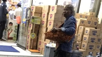 Viral Nenek Penjual Roti Pisang di UNY, Jalan Kaki dari Condongcatur