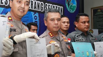 Kapolres Tangerang Selatan Ferdy Irawan (tengah) beserta jajaran memperlihatkan barang bukti narkoba milik pemain sinetron serial "Madun" Ibnu Rahim kepada wartawan di Mapolres Tangerang Selatan, Serpong, Tangerang Selatan, Banten, Kamis (24/10). [ANTARA FOTO/Muhammad Iqbal]