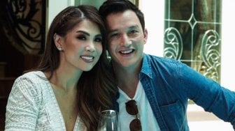 Mesranya Mike Lewis dengan Helena Lim