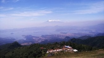 Wisata Ekstrem di Batu Dua, Spot Paralayang dengan Pemandangan Waduk