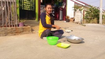 Lestari Kaget Eksperimen Isengnya Goreng Kerupuk di Tengah Jalan Jadi Viral