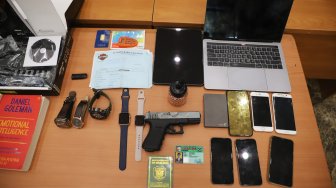 Sejumlah barang bukti diperlihatkan polisi saat pengungkapan penyebar ransomware di Mabes Polri, Jakarta, Jumat (25/10). [Suara.com/Arya Manggala]