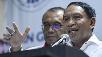 Menpora Zainudin Amali (kanan) didampingi Sesmenpora Gatot S Dewa Broto memberikan keterangan pers terkait terpilihnya Indonesia menjadi tuan rumah Piala Dunia U-20 di Kemenpora, Jakarta, Kamis (24/10). [ANTARA FOTO/Hafidz Mubarak A]
