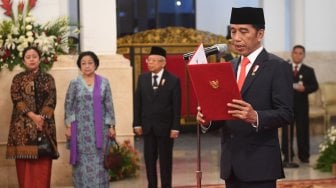 Presiden Joko Widodo melantik wakil-wakil menteri Kabinet Indonesia Maju di Istana Negara, Jakarta, Jumat (25/10). [ANTARA FOTO/Akbar Nugroho Gumay]