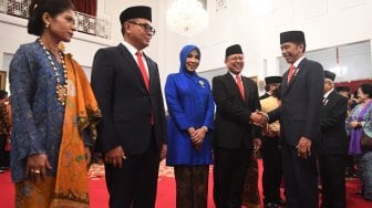 Presiden Joko Widodo (kanan) memberikan selamat kepada wakil-wakil menteri Kabinet Indonesia Maju usai pelantikan di Istana Negara, Jakarta, Jumat (25/10). [ANTARA FOTO/Akbar Nugroho Gumay]