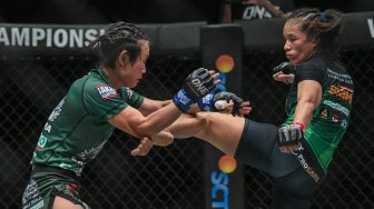 Petarung asal Indonesia Priscilla Hertati Lumban Gaol (kanan) melakukan tendangan pada lawannya petarung asal Myanmar Bozhena Antoniyar (kiri) dalam laga ONE Championship-Dawn of Valor kelas Atom (Atomweight) di Istora Senayan, Jakarta, Jumat (25/10). [ANTARA FOTO/M Risyal Hidayat]