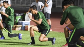 Pemain Timnas senior Hansamu Yama (kanan) mengikuti pemusatan latihan nasional (Pelatnas) Timnas U-23 di Stadion Madya Gelora Bung Karno, Senayan, Jakarta, Jumat (25/10). [ANTARA FOTO/Hafidz Mubarak A]