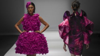 Model mengenakan busana rancangan Bella Shofie pada Jakarta Fashion Week 2020 di Senayan City, Jakarta, Jumat (25/10). [ANTARA FOTO/Nova Wahyudi]