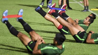 
Pemain Timnas senior Hansamu Yama (kanan) mengikuti pemusatan latihan nasional (Pelatnas) Timnas U-23 di Stadion Madya Gelora Bung Karno, Senayan, Jakarta, Jumat (25/10). [ANTARA FOTO/Hafidz Mubarak A]