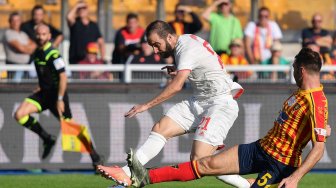 Pemain depan Juventus Gonzalo Higuain menembak ke arah gawang Lecce selama pertandingan sepak bola Serie A Italia antara Lecce melawan Juventus di Stadio Comunlae Via del Mare, Lecce,Italia, Sabtu (26/10). [Alberto PIZZOLI / AFP]