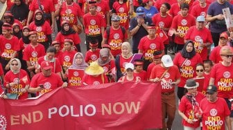 Sejumlah warga mengikuti kampanye basmi penyakit polio di area 'car free day' (CFD) Bundaran Hotel Indonesia, Jakarta, Minggu (27/10). [Suara.com/Angga Budhiyanto]