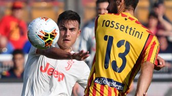 Bek Lecce Luca Rossettini menahan pemain depan Paulo Dybala selama pertandingan sepak bola Serie A Italia antara Lecce melawan Juventus di Stadio Comunlae Via del Mare, Lecce,Italia, Sabtu (26/10).
[Alberto PIZZOLI / AFP]