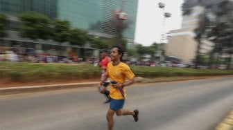 Warga beraktivitas di area 'car free day' (CFD) di kawasan Bundaran Hotel Indonesia, Jakarta, Minggu (27/10). [Suara.com/Angga Budhiyanto]