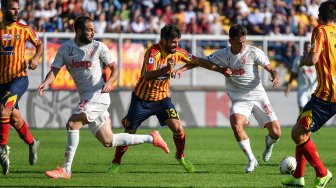 Pemain depan Juventus Paulo Dybala (kiri) dan bek Lecce Luca Rossettini berebut bola selama pertandingan sepak bola Serie A Italia antara Lecce melawan Juventus di Stadio Comunlae Via del Mare, Lecce,Italia, Sabtu (26/10). [Alberto PIZZOLI / AFP]