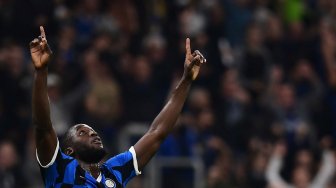 Pemain depan Inter Milan Romelu Lukaku merayakan setelah mencetak gol penyeimbang selama pertandingan sepak bola Serie A Italia Inter Milan melawan Parma di Stadion Giuseppe Meazaa, Milan, Italia, Minggu (27/10) dini hari WIB. [Miguel MEDINA / AFP]