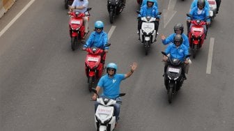 Sejumlah kendaraan listrik melakukan konvoi pada gelaran "Jakarta Langit Biru" dari Bundaran Senayan hingga Bundaran Hotel Indonesia, Jakarta, Minggu (27/10). [Suara.com/Angga Budhiyanto]