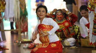 Suguhan Balinese Culture in Harmony Hibur Penumpang Bandara Ngurah Rai