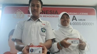 Peringati Sumpah Pemuda, Polres Gresik Berikan SIM D Gratis untuk Siswa SLB