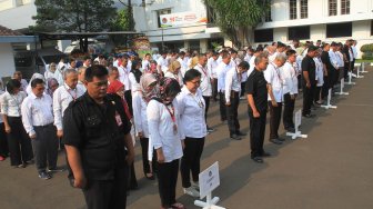 Suasana upacara memperingati Hari Sumpah Pemuda ke-91 di lingkungan Kemenko PMK, Jakarta, Senin (28/10). [Suara.com/Oke Atmaja]